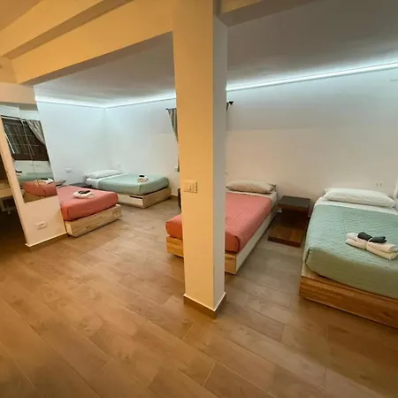 Fly Park Bologna 50 Posti Auto 13 Posti Letto Oda ve Kahvaltı Calderara di Reno